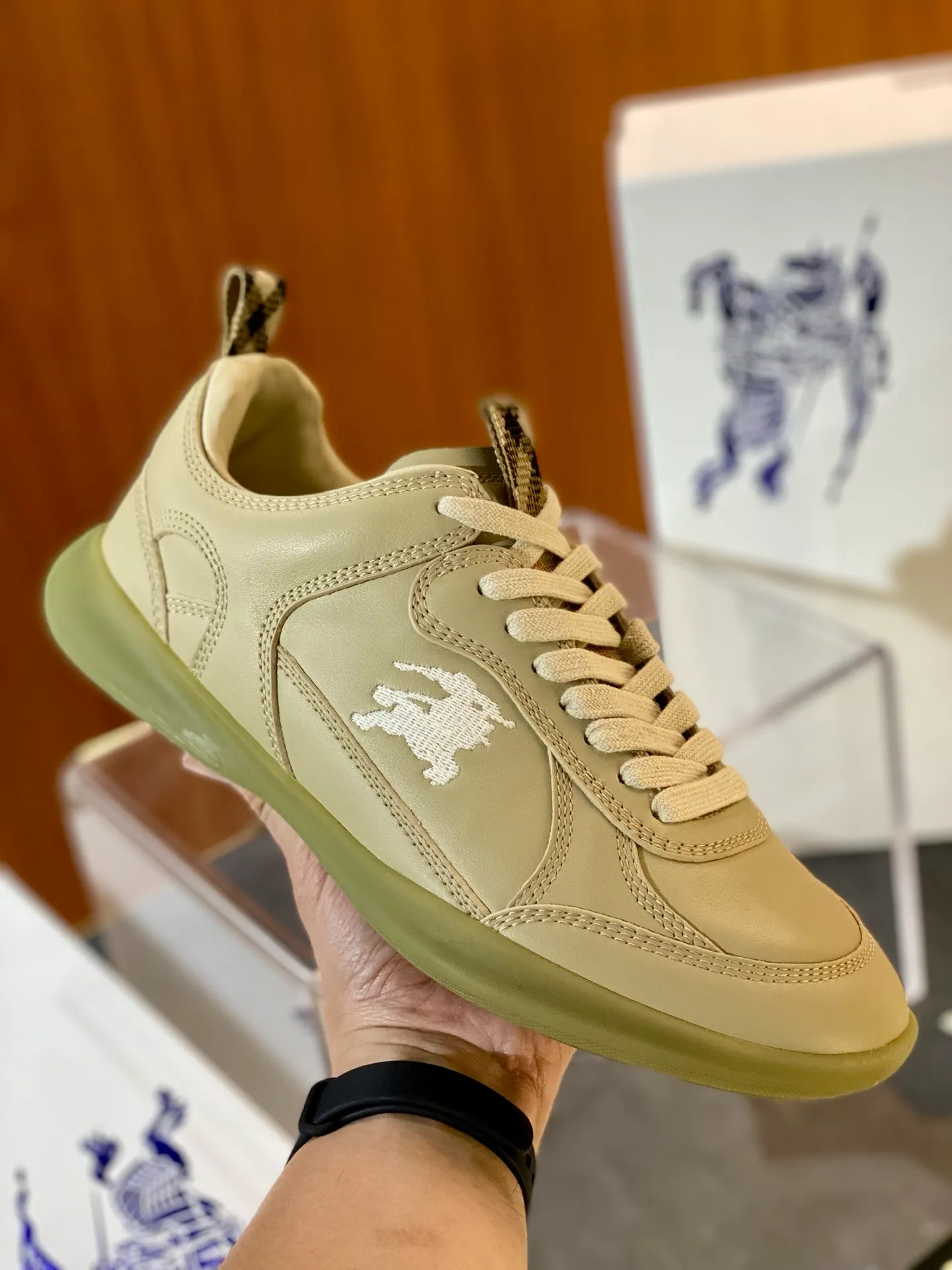 Men's men's shoes💰p420 "Burber＊" SU25 new MATRIX retro sneakers in calfskin. The main style of the summer fashion show is retro and casual, lightweight and comfortable. Burberry made its debut at the brand's 2025 summer fashion show. Made of refined Italian leather with tonal topstitching details, it's inspired by sporty design. Paired with lightweight soles and Burberry check sneakers, they are embellished with embroidery of the brand's Equestrian Knight logo (EKD). - Lace-up design - EKD embroidery on the side - EKD embroidery on the sole Size 38-44